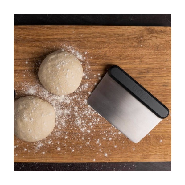 ooni-dough-scraper-lifestyle2_2121129697